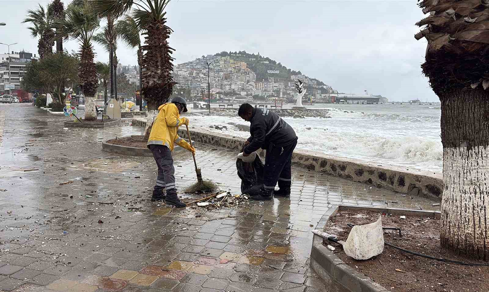 Kuşadası Belediyesi’nden sağanak ve fırtına mesaisi
