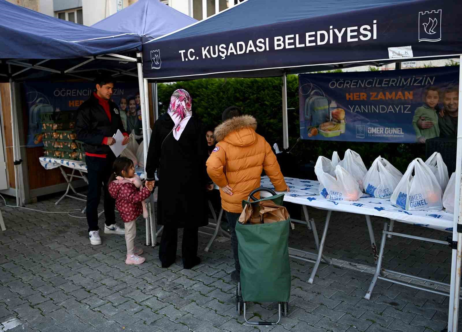 Kuşadası Belediyesi’nin beslenme çantası desteğine tam not
