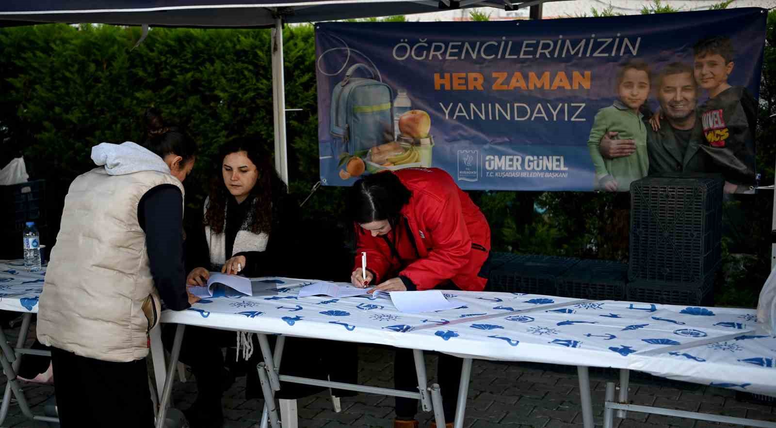 Kuşadası Belediyesi’nin beslenme çantası desteğine tam not
