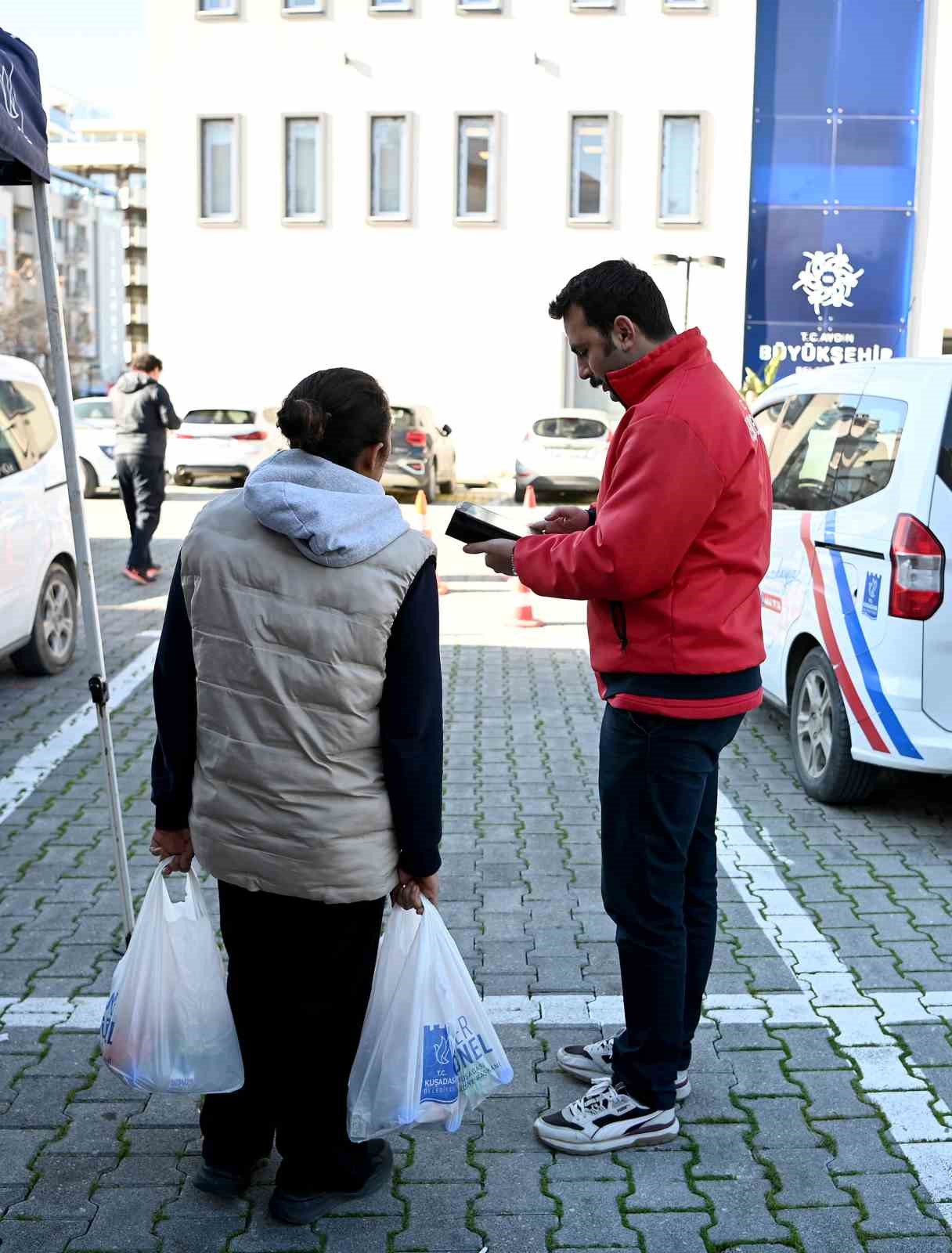 Kuşadası Belediyesi’nin beslenme çantası desteğine tam not
