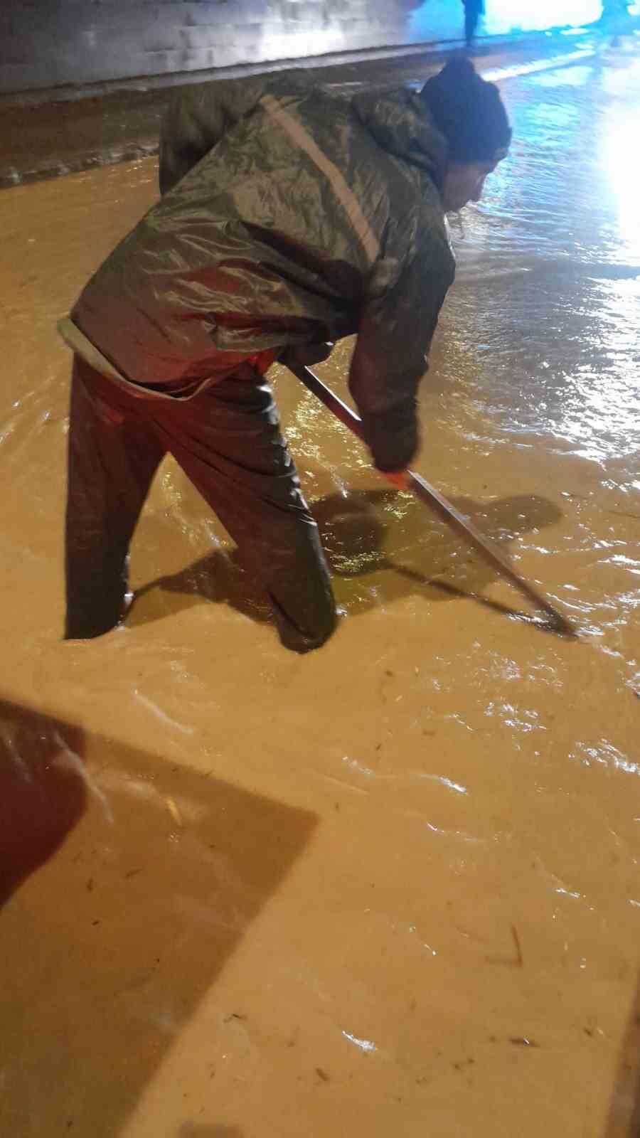 Kuşadası Belediyesi’nin ’yağmur’ mesaisi aralıksız sürüyor
