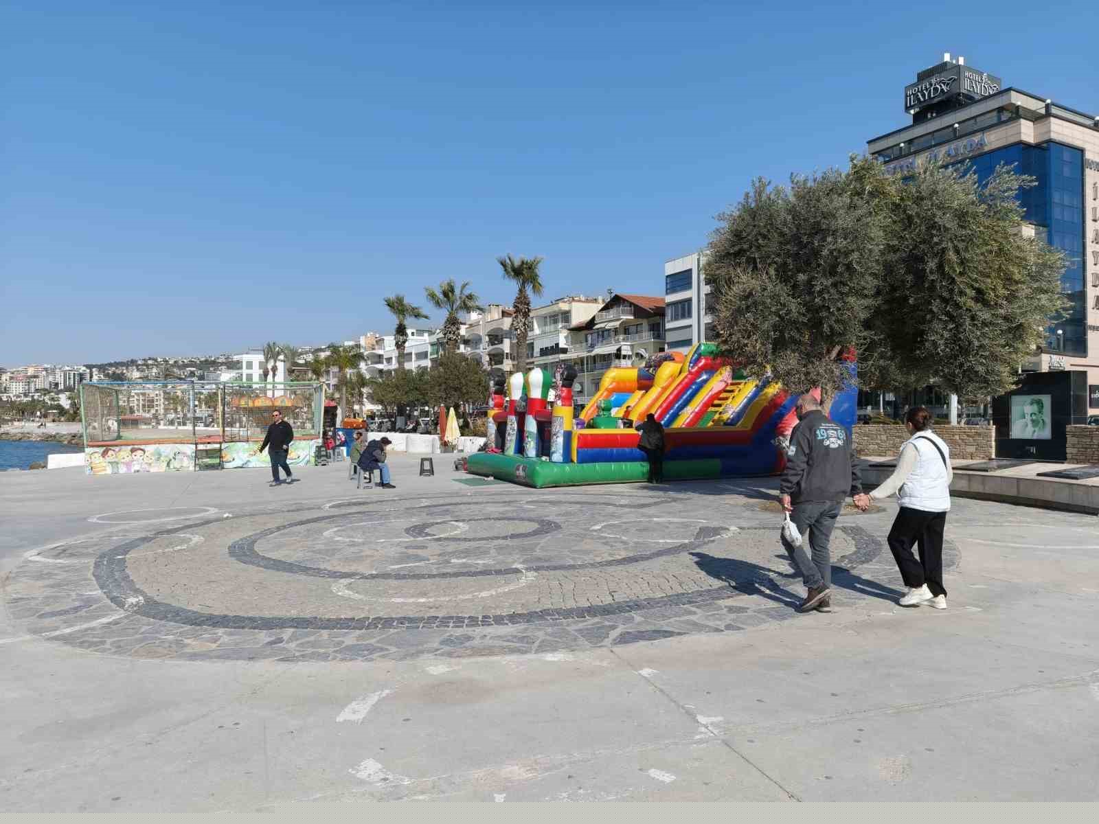 Kuşadası, Mart ayında yazı yaşadı
