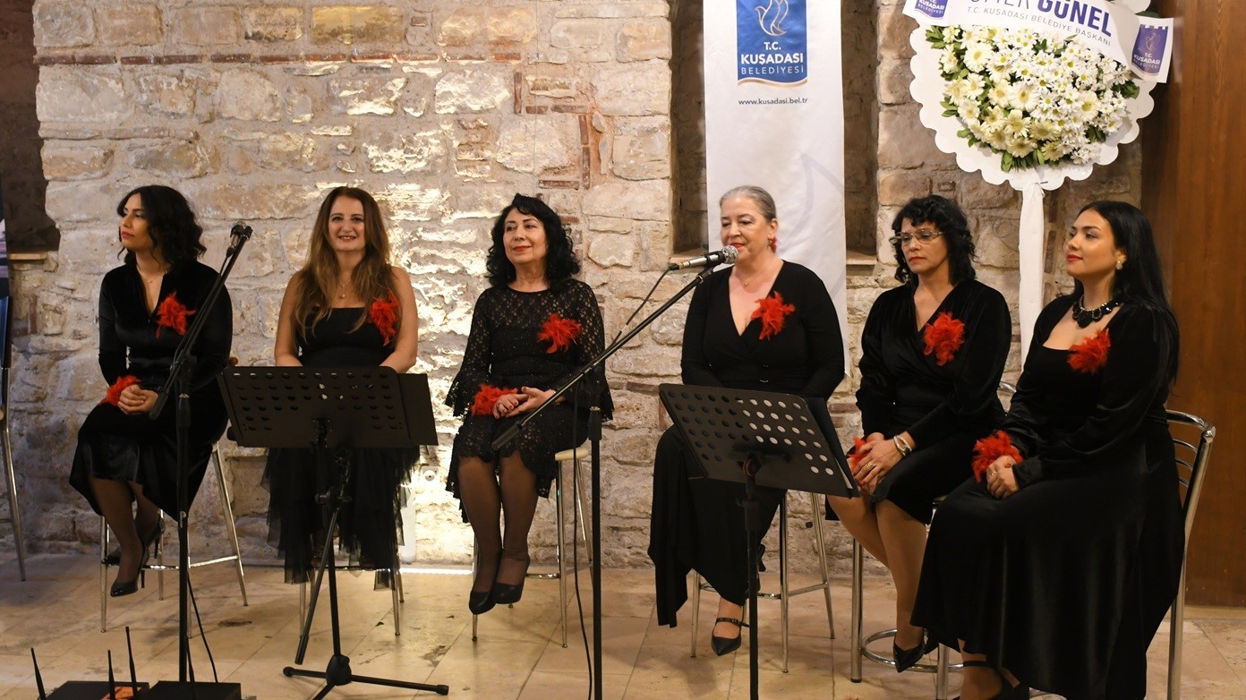 Kuşadası Sevgililer Günü’nü İbramaki Sanat Galerisi’nde müzikle karşıladı
