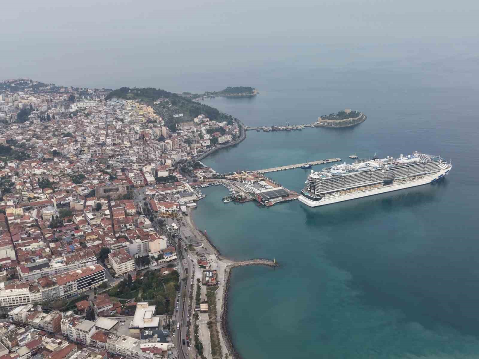 Kuşadası’na 2 kruvaziyer 5 bin 297 turist getirdi
