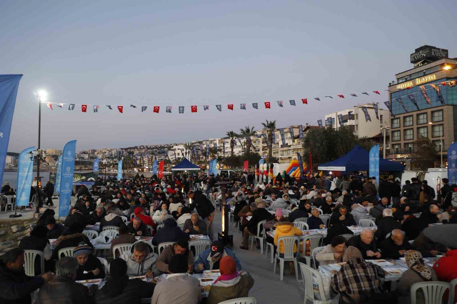 Kuşadası’nda Aydın Büyükşehir Belediyesi’nin İftar Programı’na vatandaşlardan yoğun ilgi
