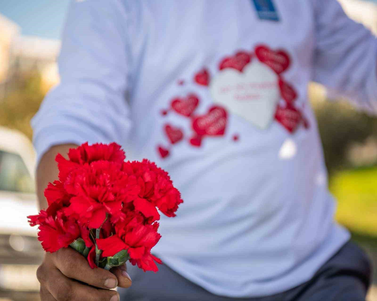 Kuşadası’nda çöp kamyonu sevgi dağıttı
