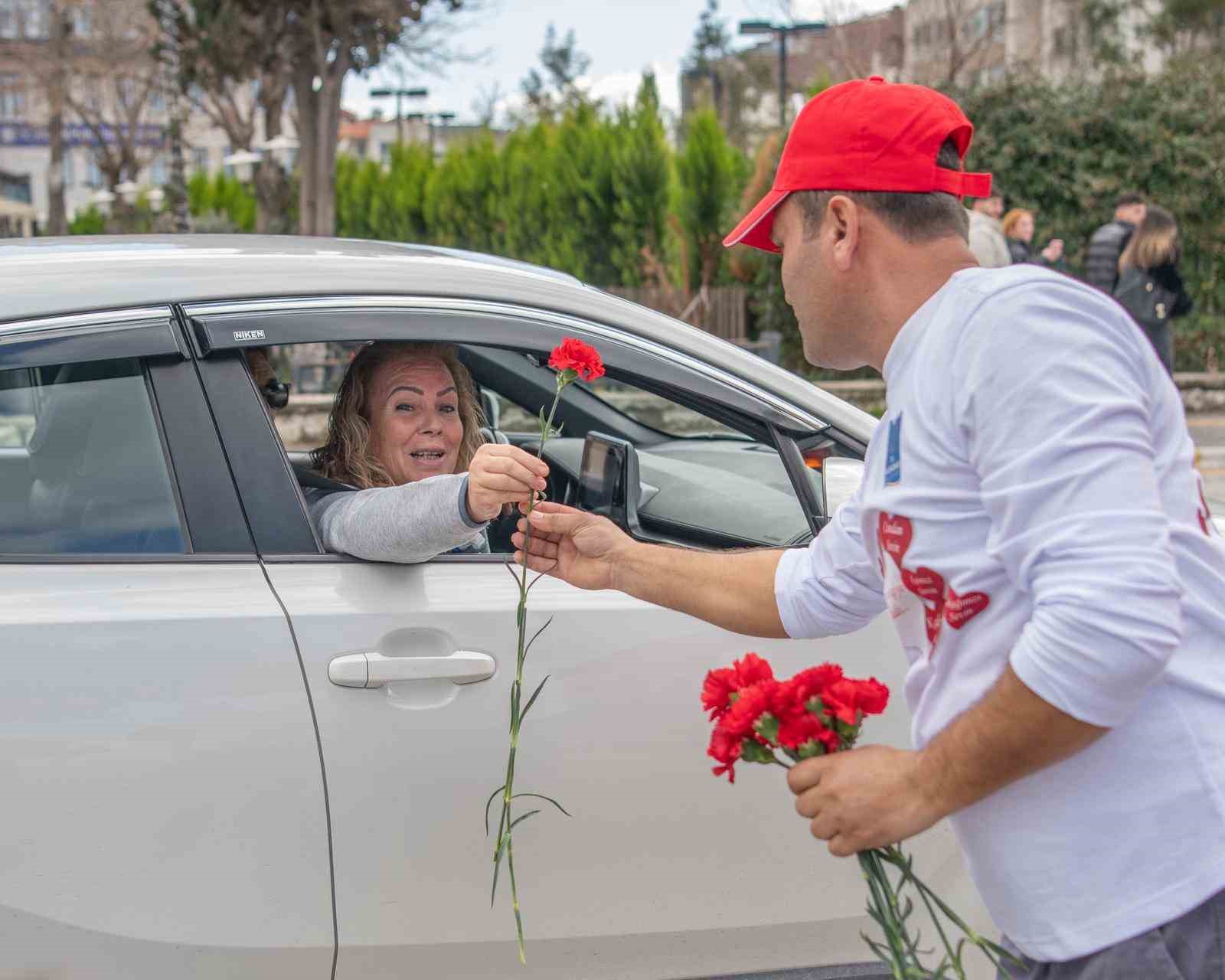 Kuşadası’nda çöp kamyonu sevgi dağıttı
