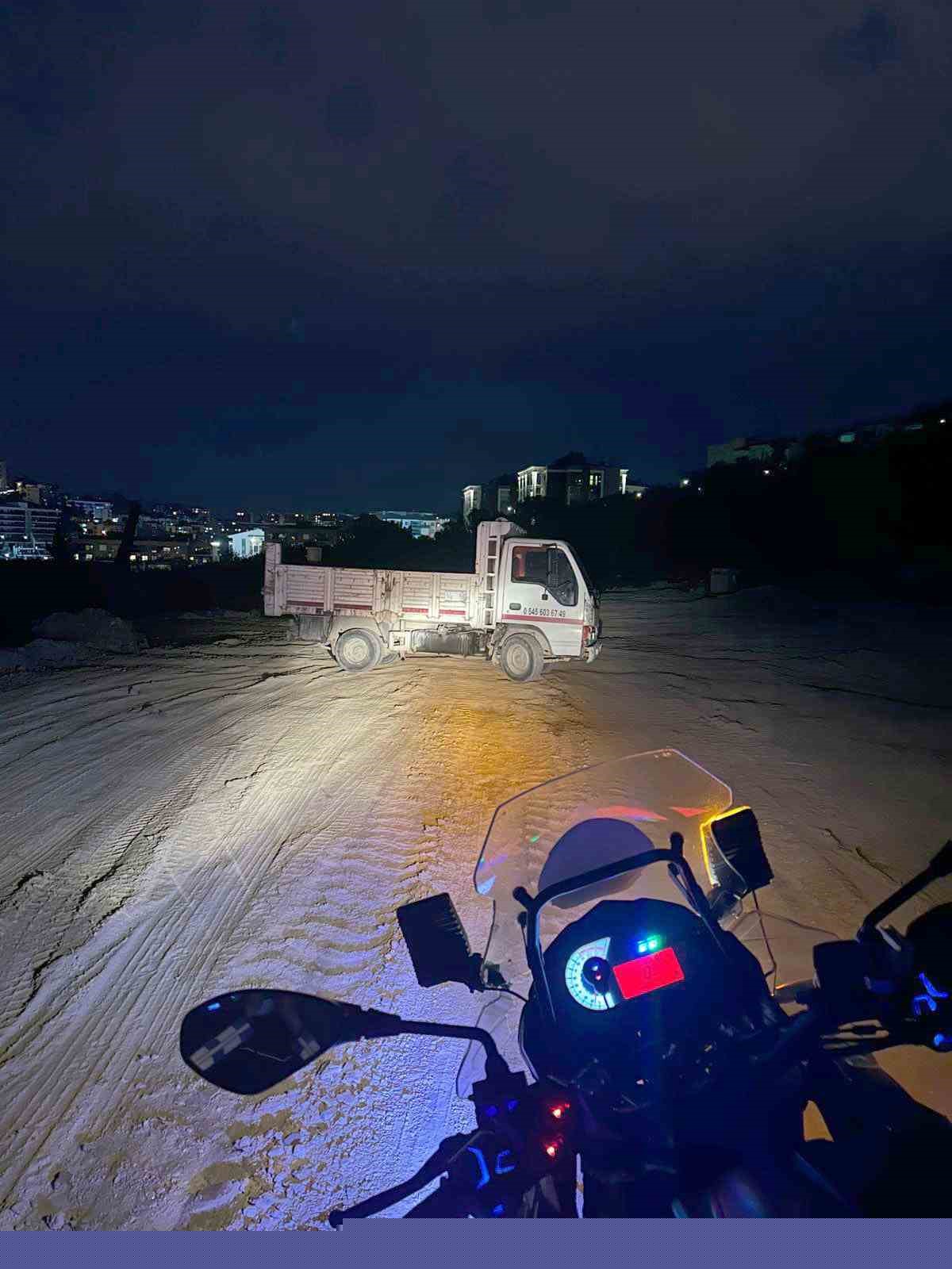 Kuşadası’nda kaçak moloz dökerken suçüstü yakalanan kamyonet sürücüsüne ceza
