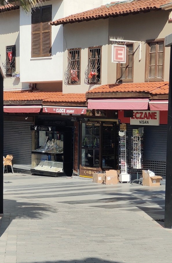 Kuşadası’nda kuyumcu soygununa "kepenk" engeli
