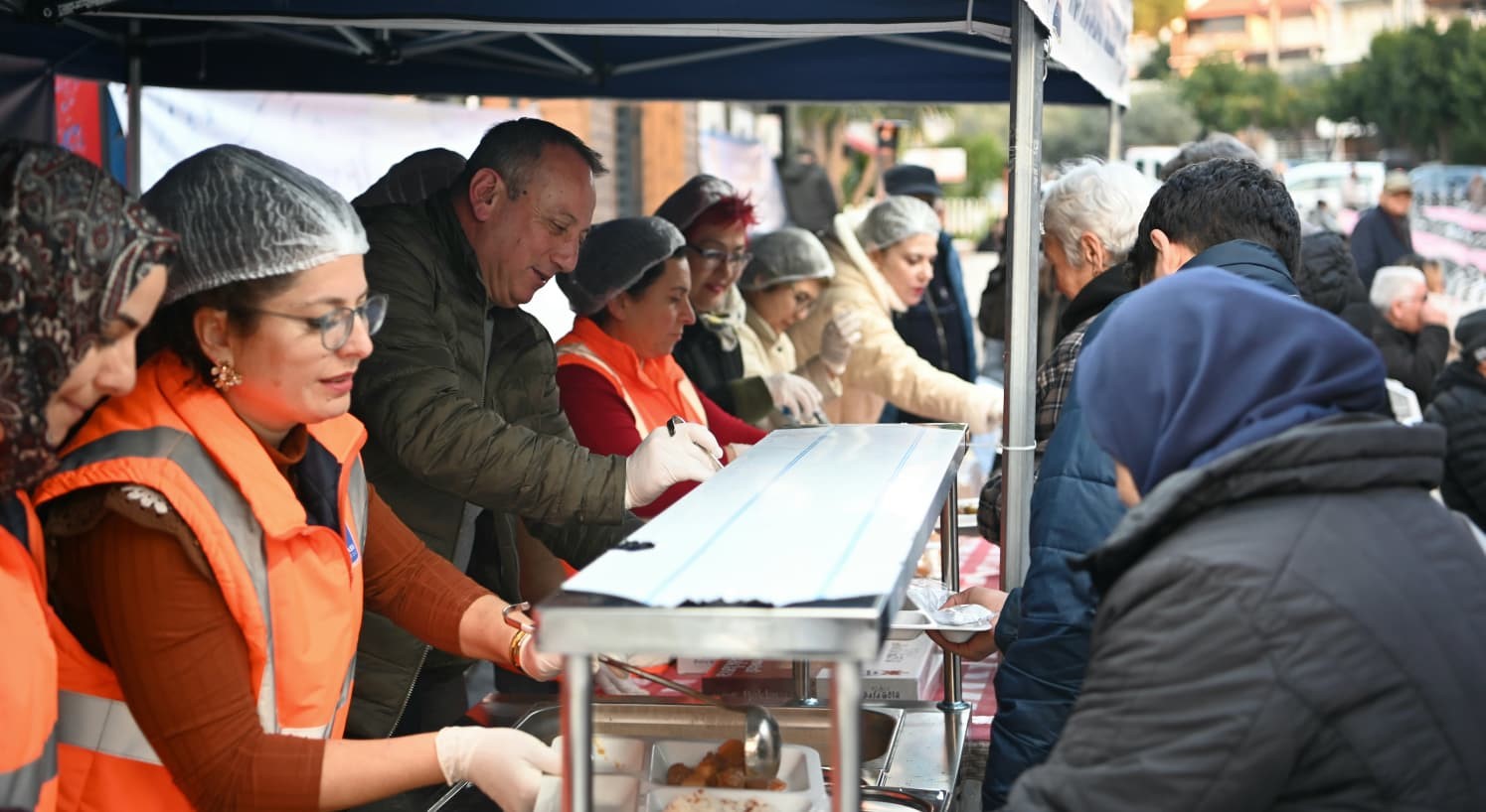 Kuşadası’nda Ramazan ayının bereketi paylaştıkça çoğalıyor
