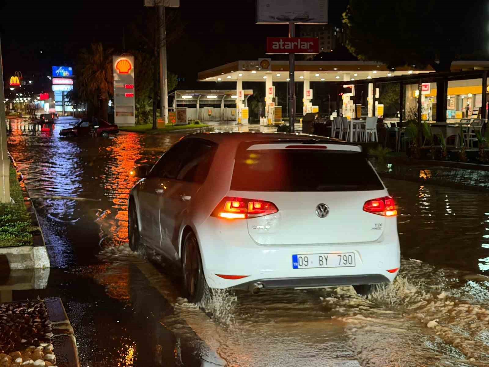Kuşadası’nda sağanak yağış yolları göle çevirdi
