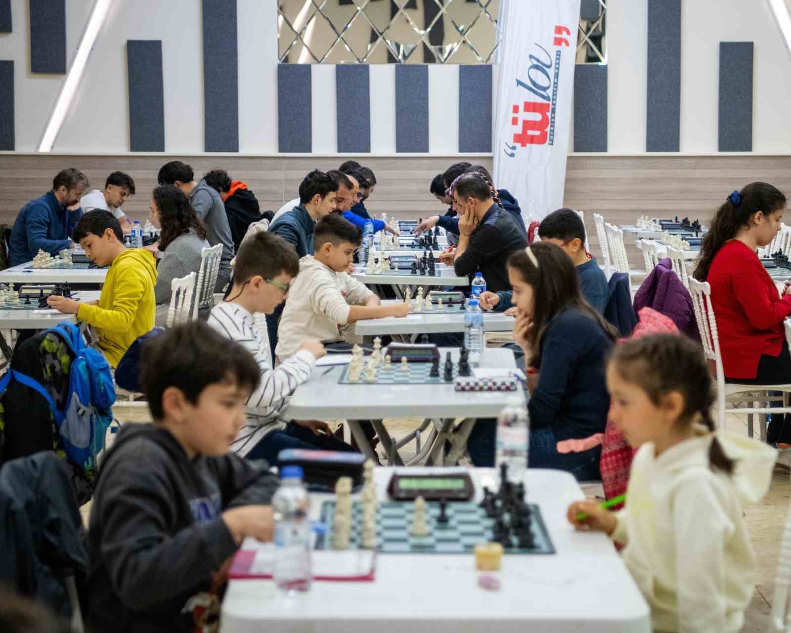 Kuşadası’nda satranç turnuvası heyecanı
