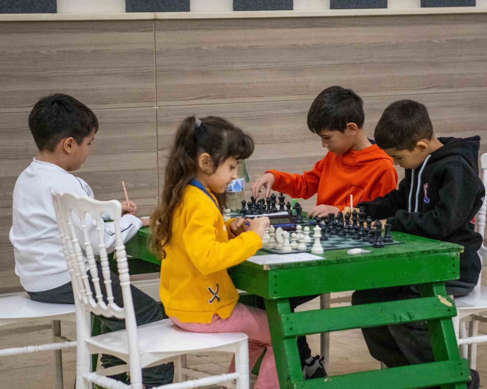 Kuşadası’nda satranç turnuvası heyecanı
