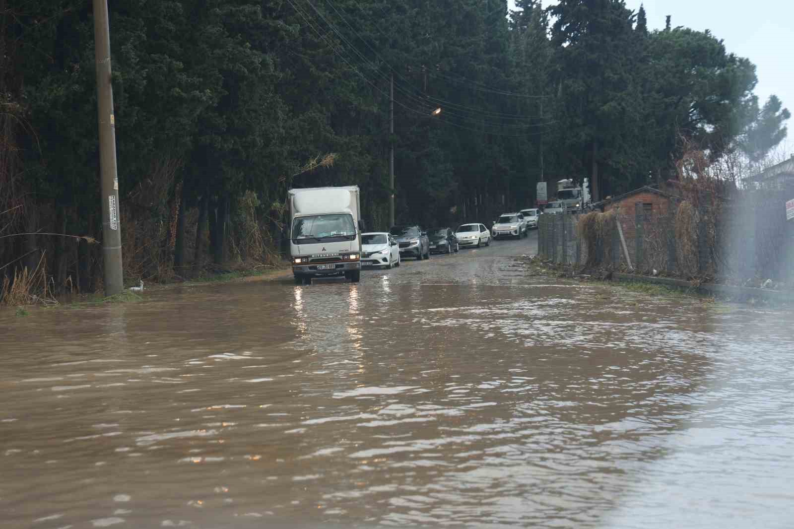 Kuşadası’nda selin yaraları sarılmaya çalışılıyor
