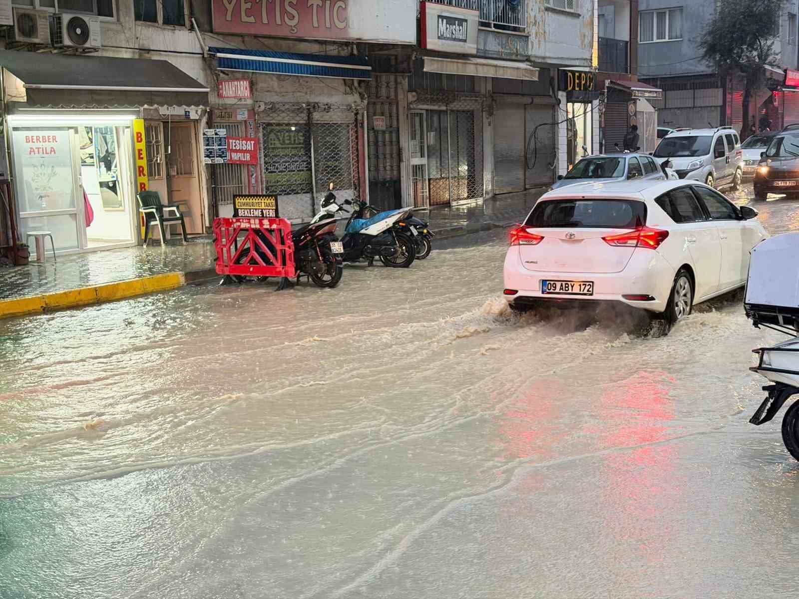 Kuşadası’nda şiddetli yağış ve dolu etkili oldu
