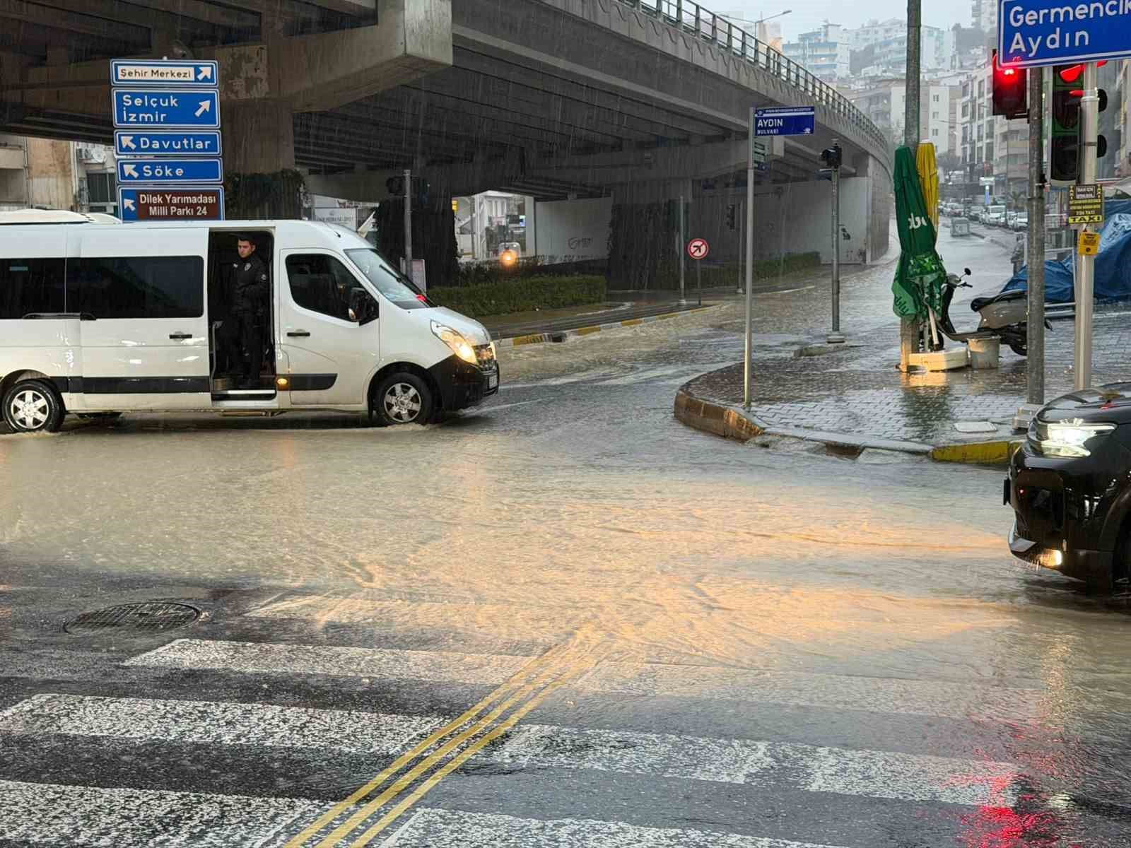 Kuşadası’nda şiddetli yağış ve dolu etkili oldu
