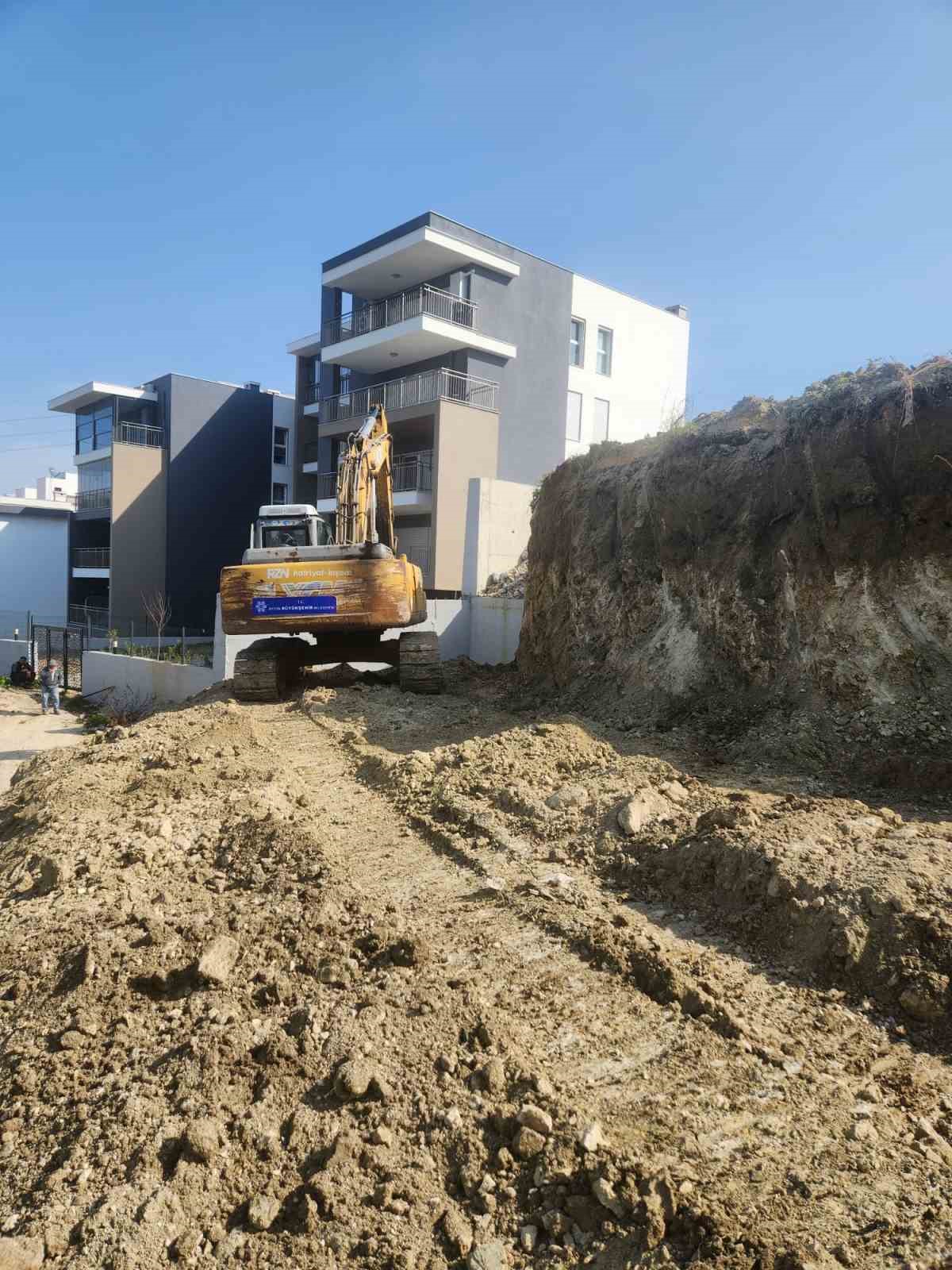 Kuşadası’nda yol yapım çalışmaları sürüyor
