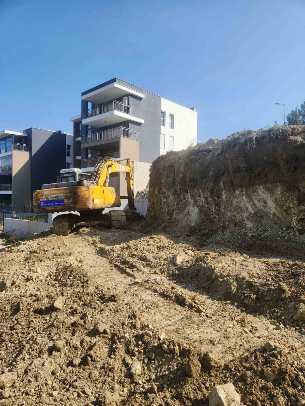 Kuşadası’nda yol yapım çalışmaları sürüyor
