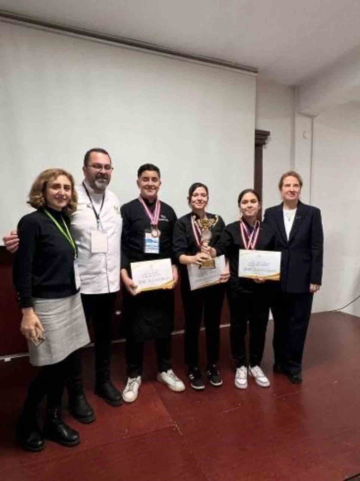 Kuşadası’ndaki okul aşçılık yarışmasında bölge birincisi oldu
