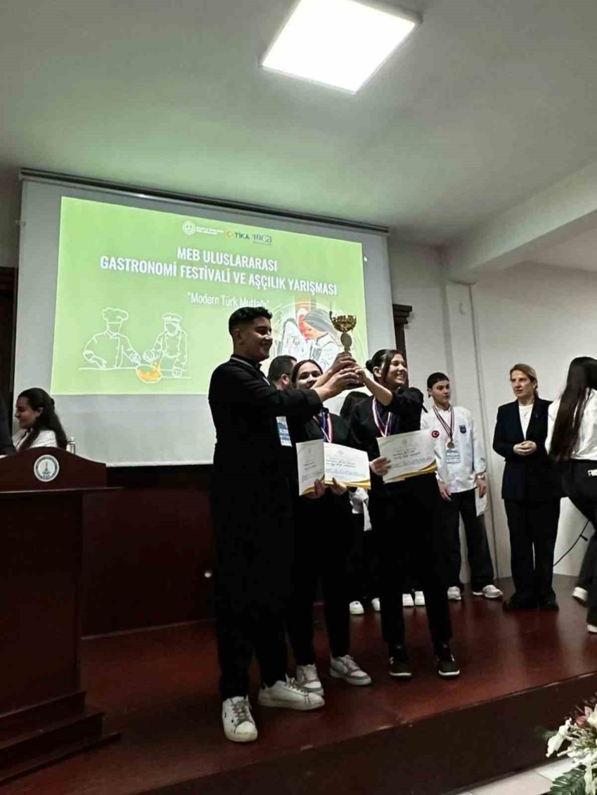 Kuşadası’ndaki okul aşçılık yarışmasında bölge birincisi oldu
