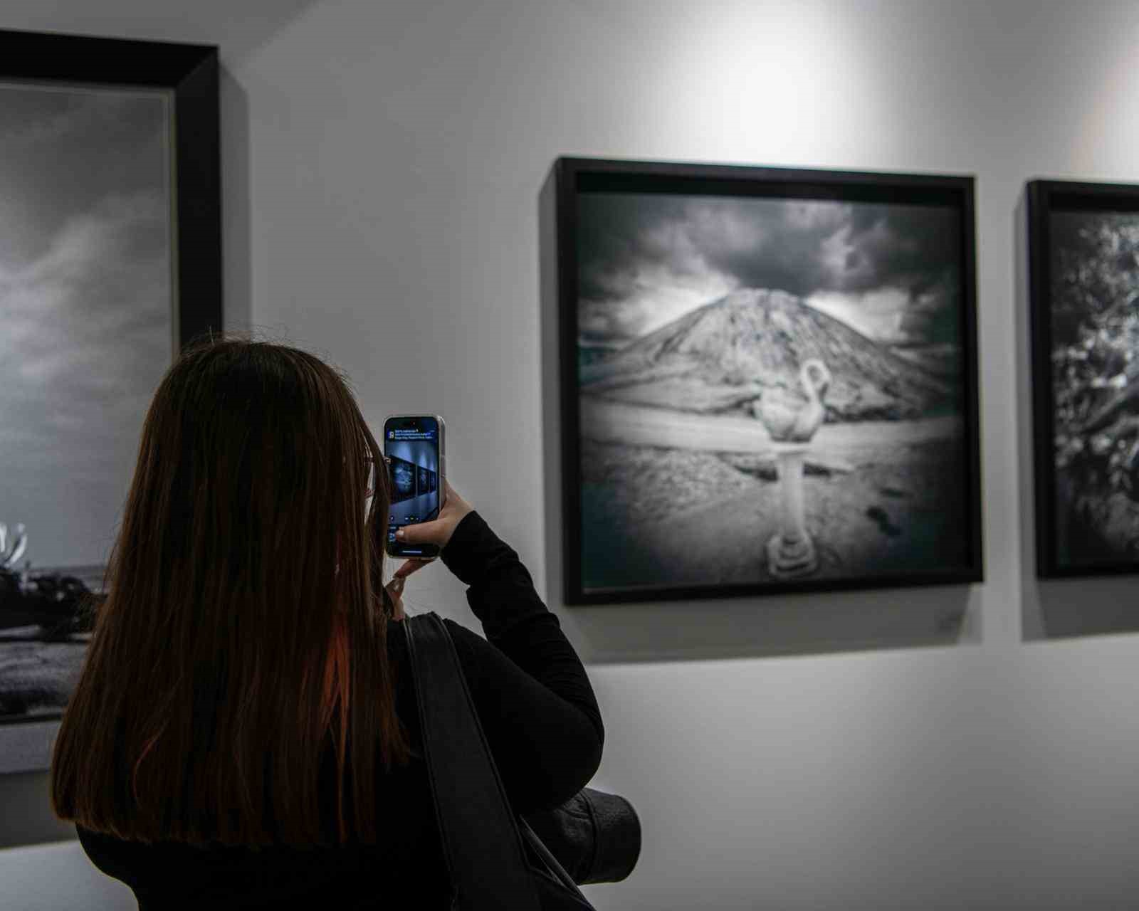 Kuşadası’ndaki sergi edebiyat ve fotoğrafı buluşturdu
