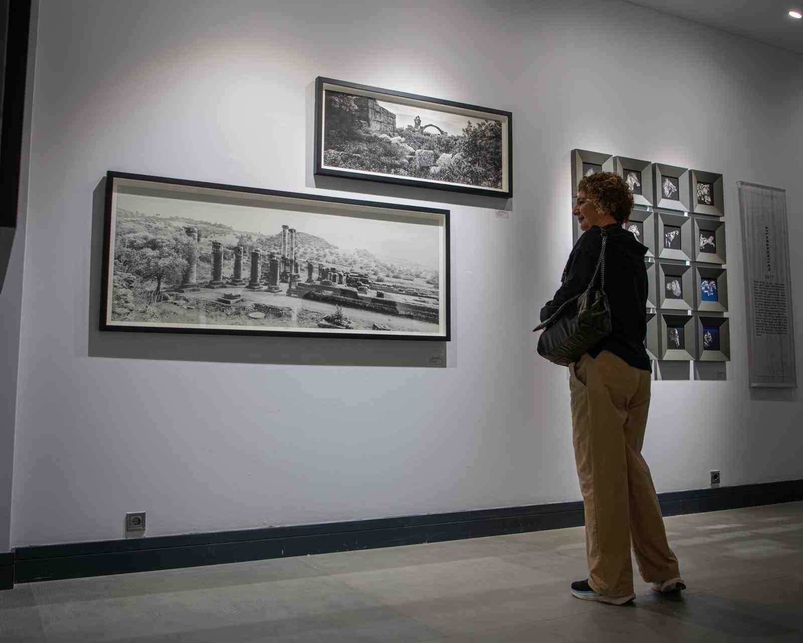 Kuşadası’ndaki sergi edebiyat ve fotoğrafı buluşturdu
