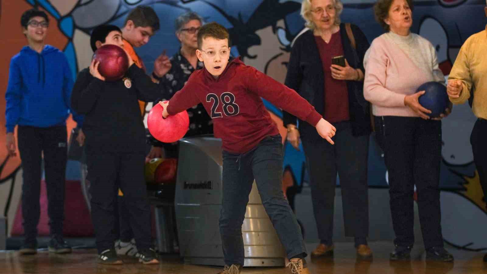 Kuşaklar bowling pistinde buluştu

