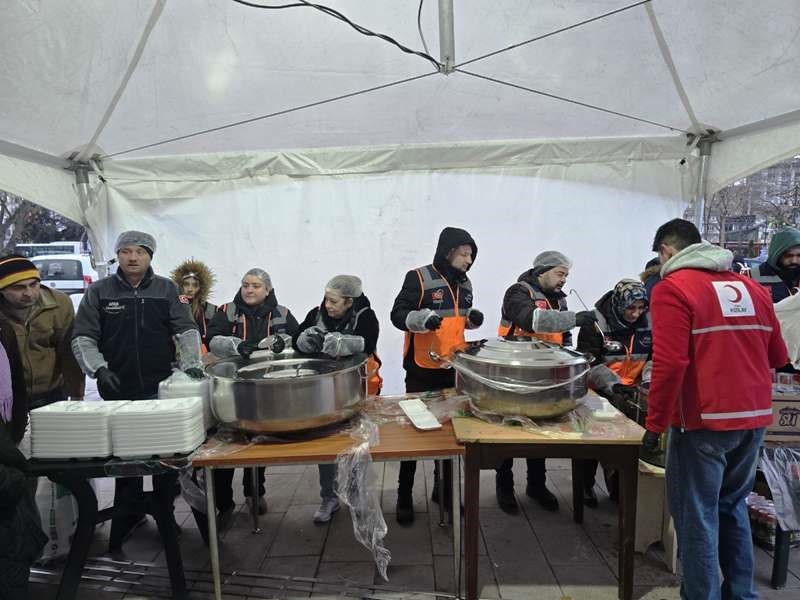 Kütahya AFAD gönüllülerinden iftar çadırında yemek dağıtımı

