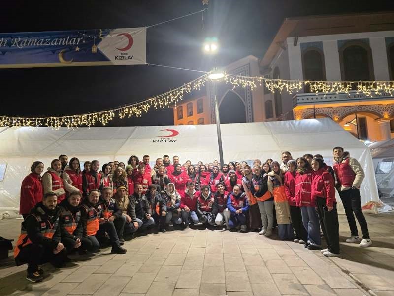 Kütahya AFAD gönüllülerinden iftar çadırında yemek dağıtımı
