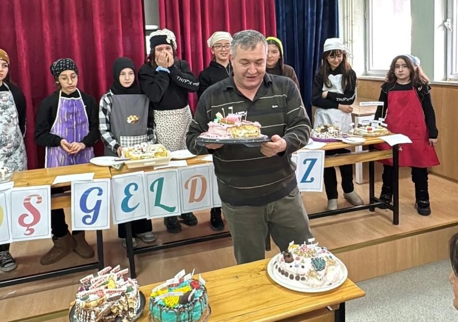 Kütahya Akşemsettin Kız Anadolu İmam Hatip Lisesinde bilim tatlıya dönüştü
