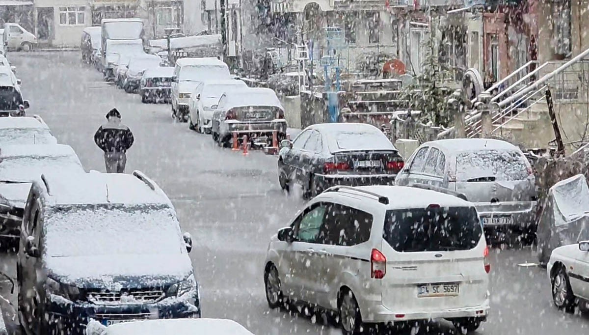 Kütahya beyaza büründü, kar yağışı ulaşımı olumsuz etkiledi
Kütahya beyaza büründü, kar yağışı ulaşımı olumsuz etkiledi