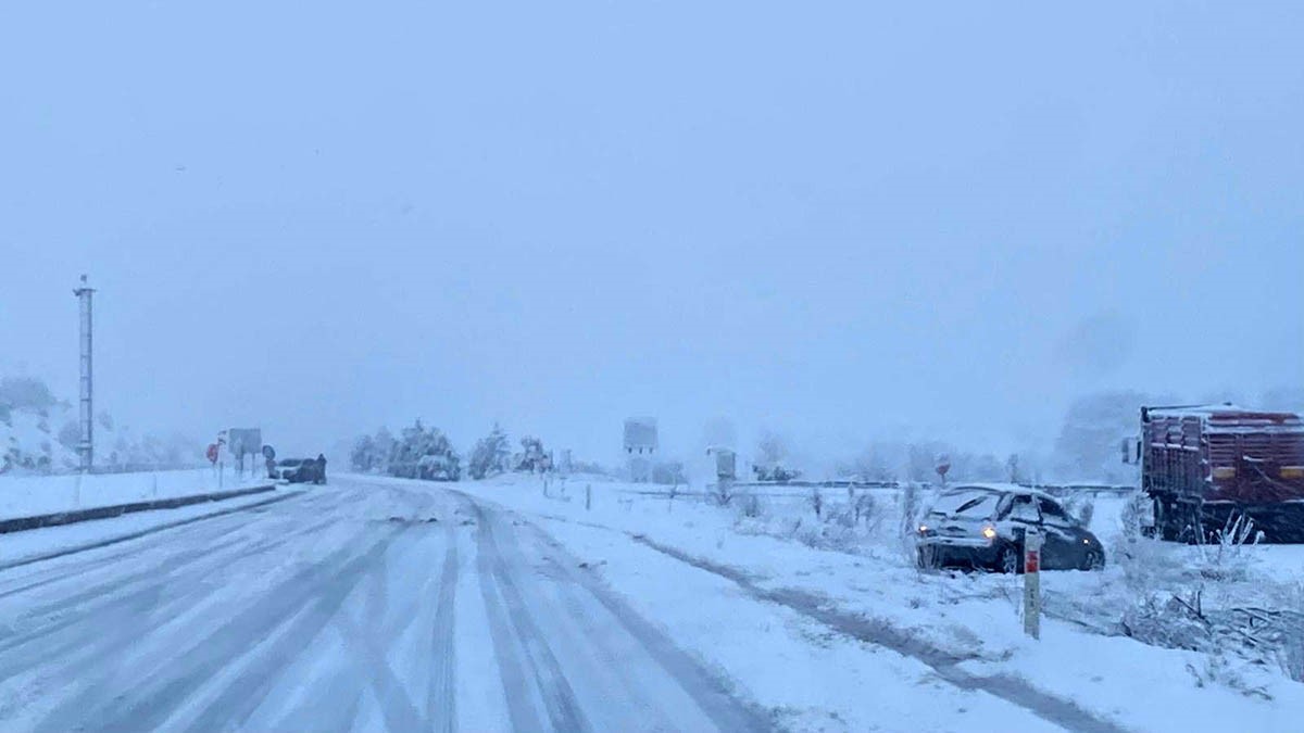 Kütahya beyaza büründü, kar yağışı ulaşımı olumsuz etkiledi
Kütahya beyaza büründü, kar yağışı ulaşımı olumsuz etkiledi