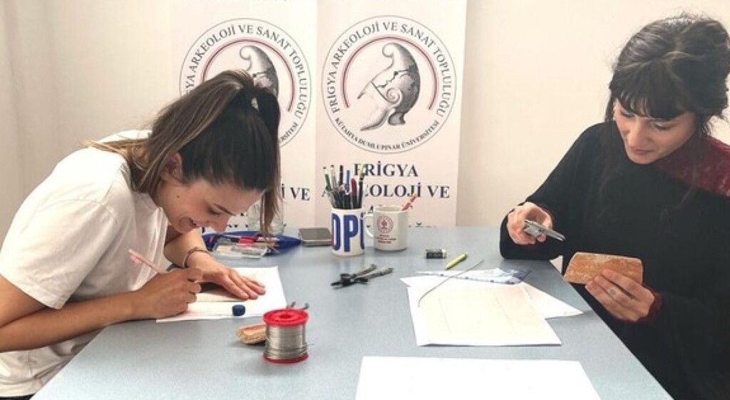 Kütahya Dumlupınar Üniversitesi’nde Arkeolojik Çizim Teknikleri Atölyesi düzenlendi
