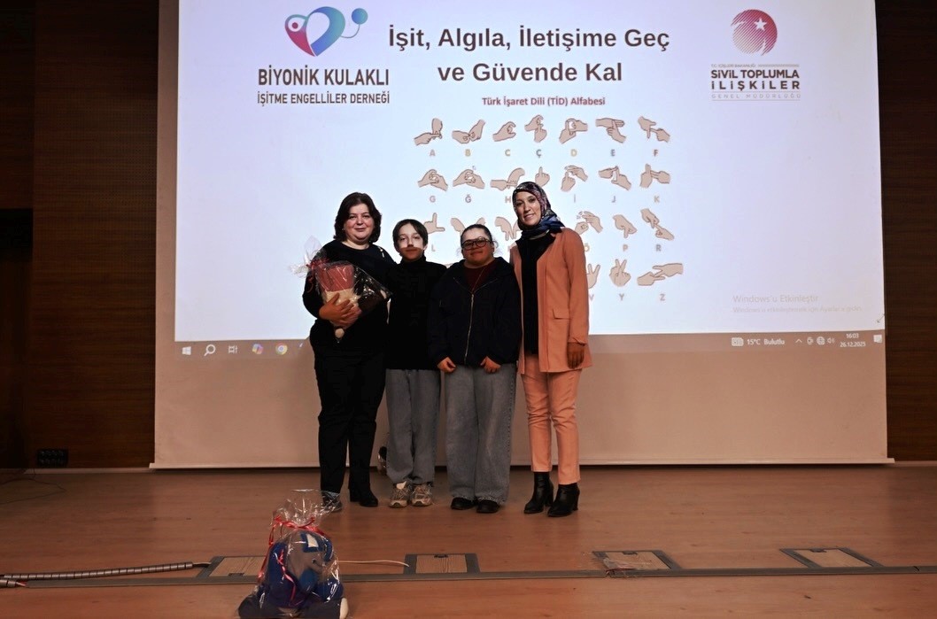 Kütahya İl Emniyet Müdürlüğü personeline işaret dili bilgilendirmesi
