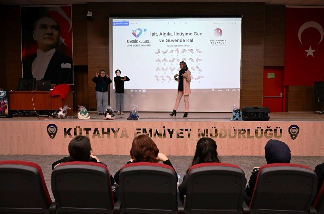 Kütahya İl Emniyet Müdürlüğü personeline işaret dili bilgilendirmesi
