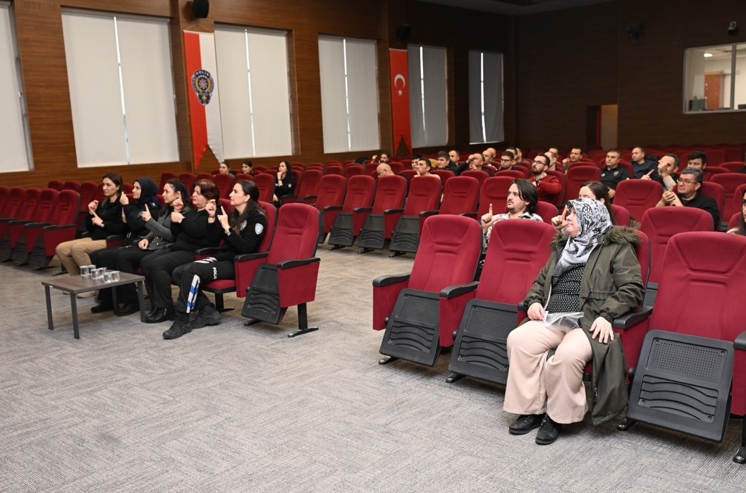 Kütahya İl Emniyet Müdürlüğü personeline işaret dili bilgilendirmesi
