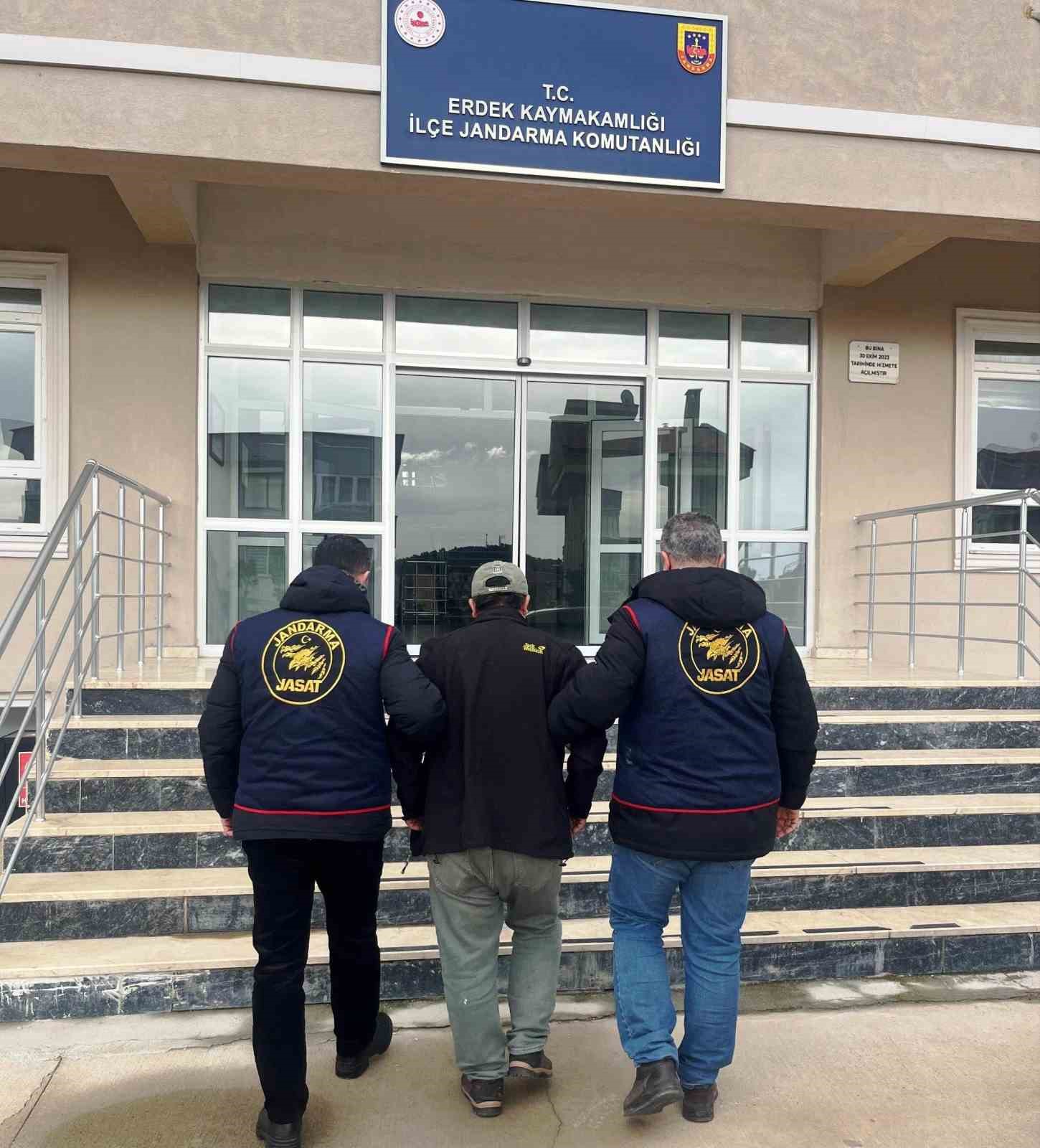 Kütahya JASAT ekipleri, 5 yıldır aranan cezaevi firarisini Balıkesir’de yakaladı
