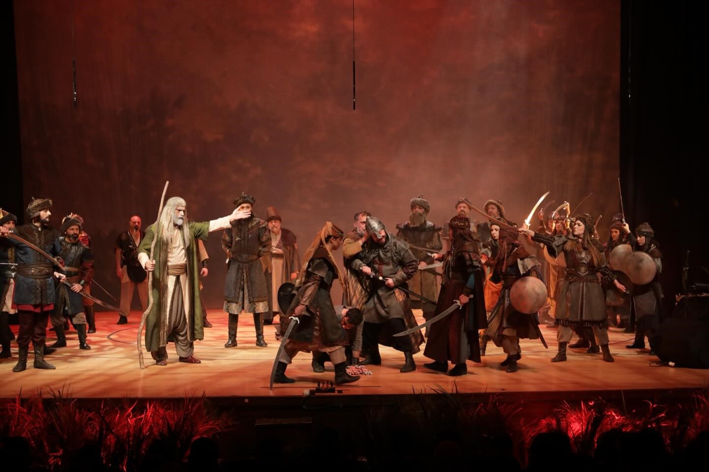 Kütahya protokolü "Devlet Ana" adlı tiyatro oyununu izledi
