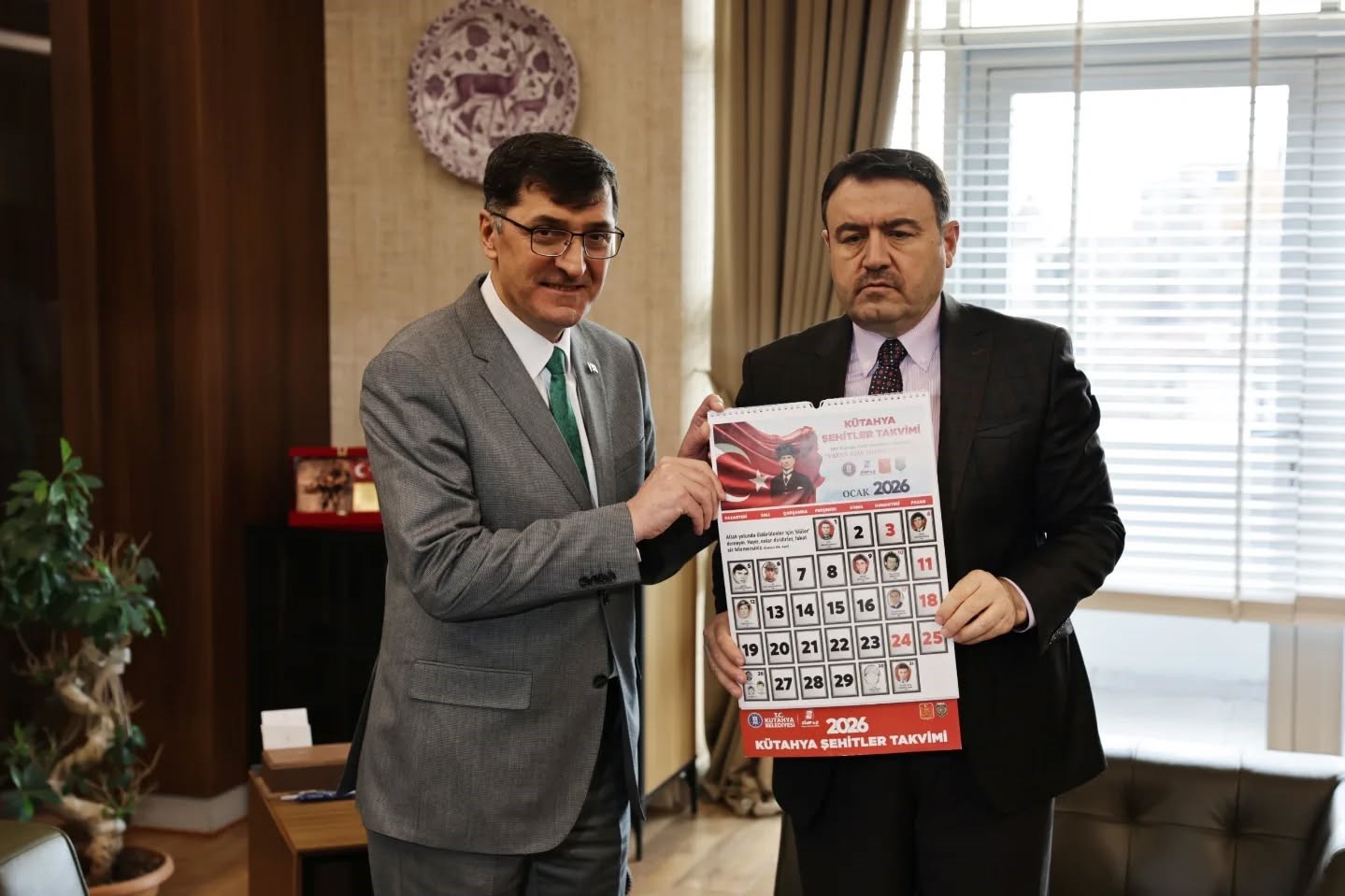 Kütahya Şehitler Takvimi valilik makamına takdim edildi
