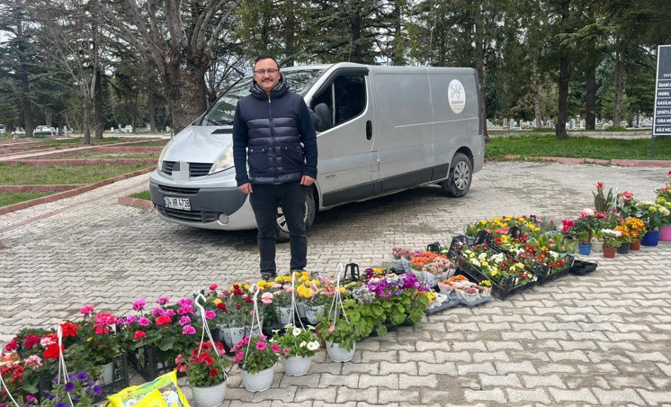 Kütahya Tavşanlı’da bayram öncesi mezarlıkta çiçek yoğunluğu
