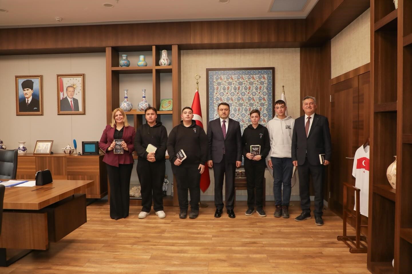 Kütahya Valisi Işın, öğrencilerin podcast çalışmasını dinledi
