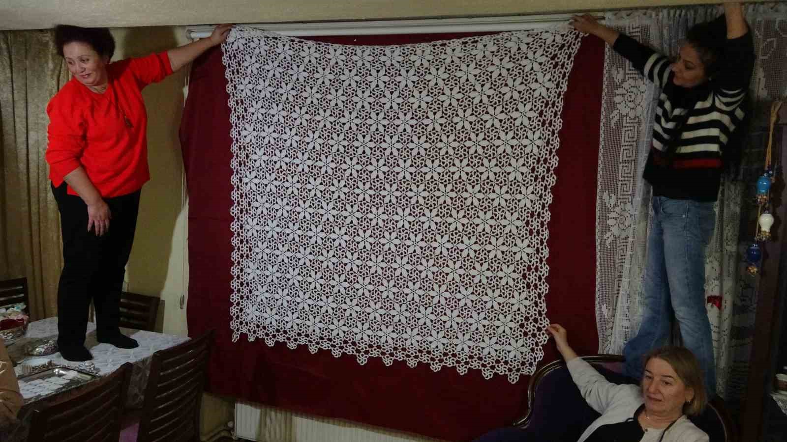 Kütahya’da 70 yıldır ilmek atan emekli öğretmenin azmi örnek oluyor
