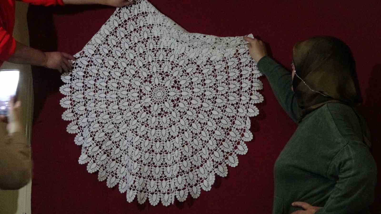 Kütahya’da 70 yıldır ilmek atan emekli öğretmenin azmi örnek oluyor
