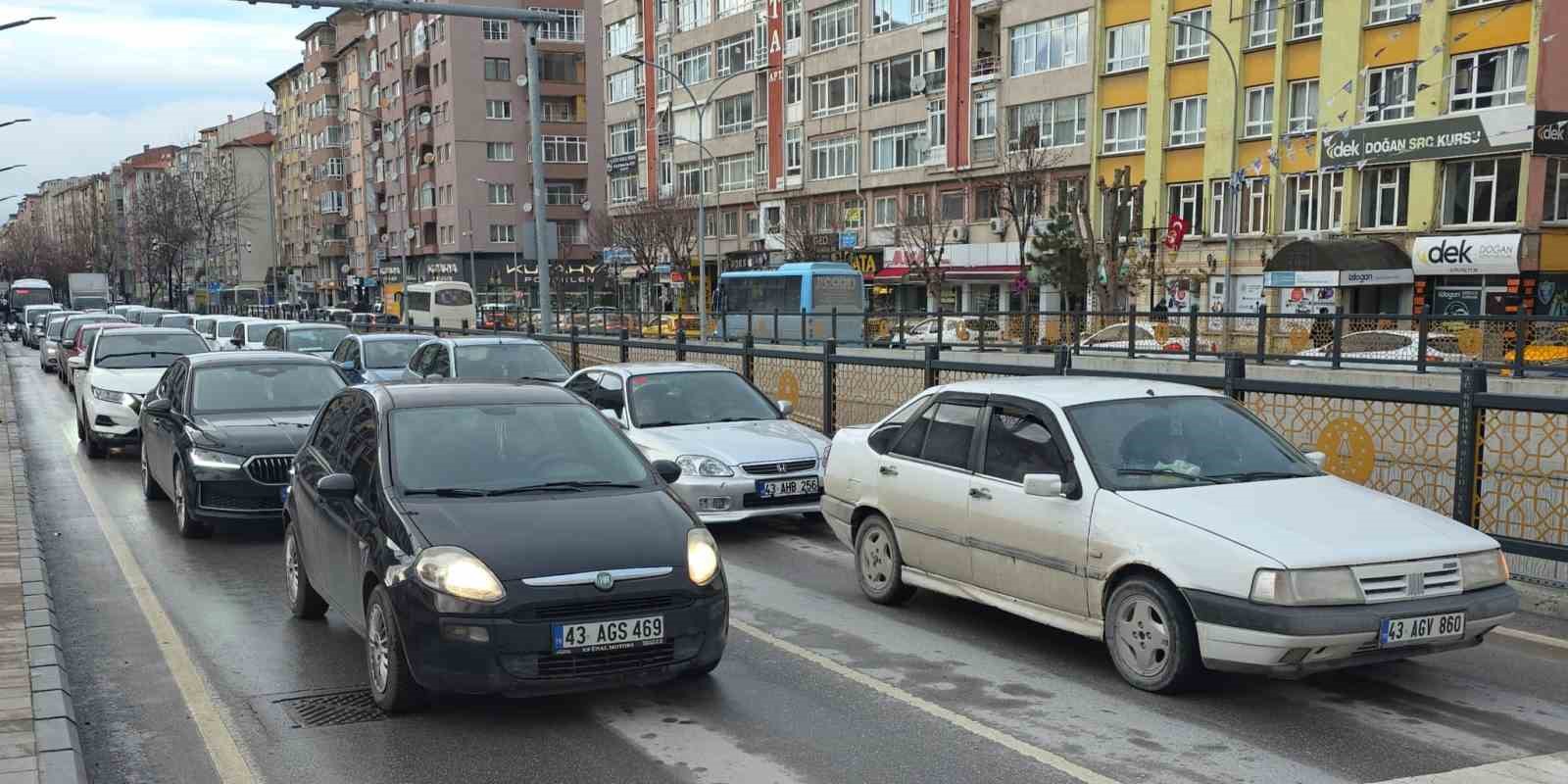 Kütahya’da araç sayısı artmaya devam ediyor
Kütahya’da araç sayısı artmaya devam ediyor