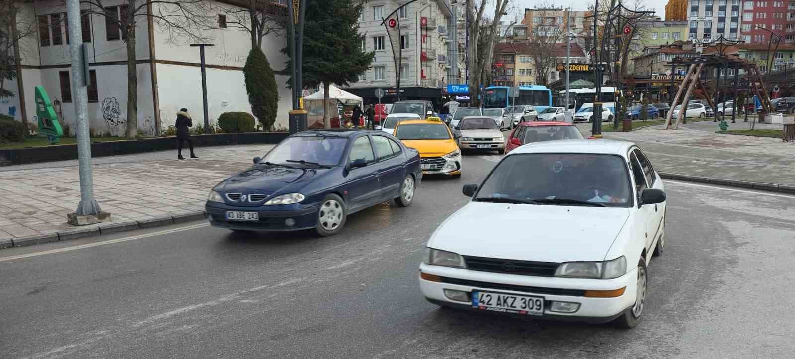 Kütahya’da araç sayısı artmaya devam ediyor
Kütahya’da araç sayısı artmaya devam ediyor