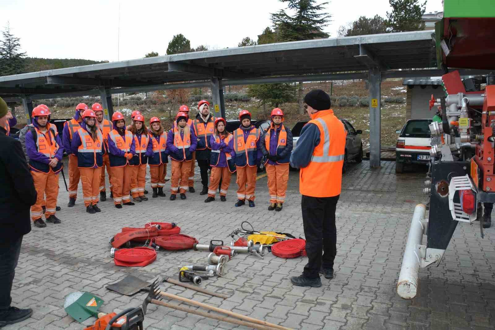 Kütahya’da arama kurtarma gönüllülerine orman yangınlarına müdahale eğitimi
