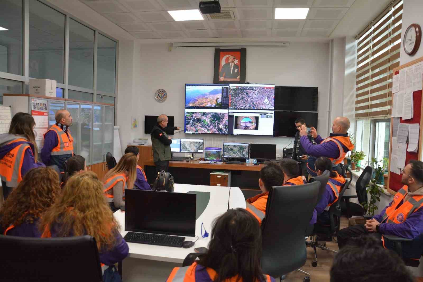 Kütahya’da arama kurtarma gönüllülerine orman yangınlarına müdahale eğitimi
