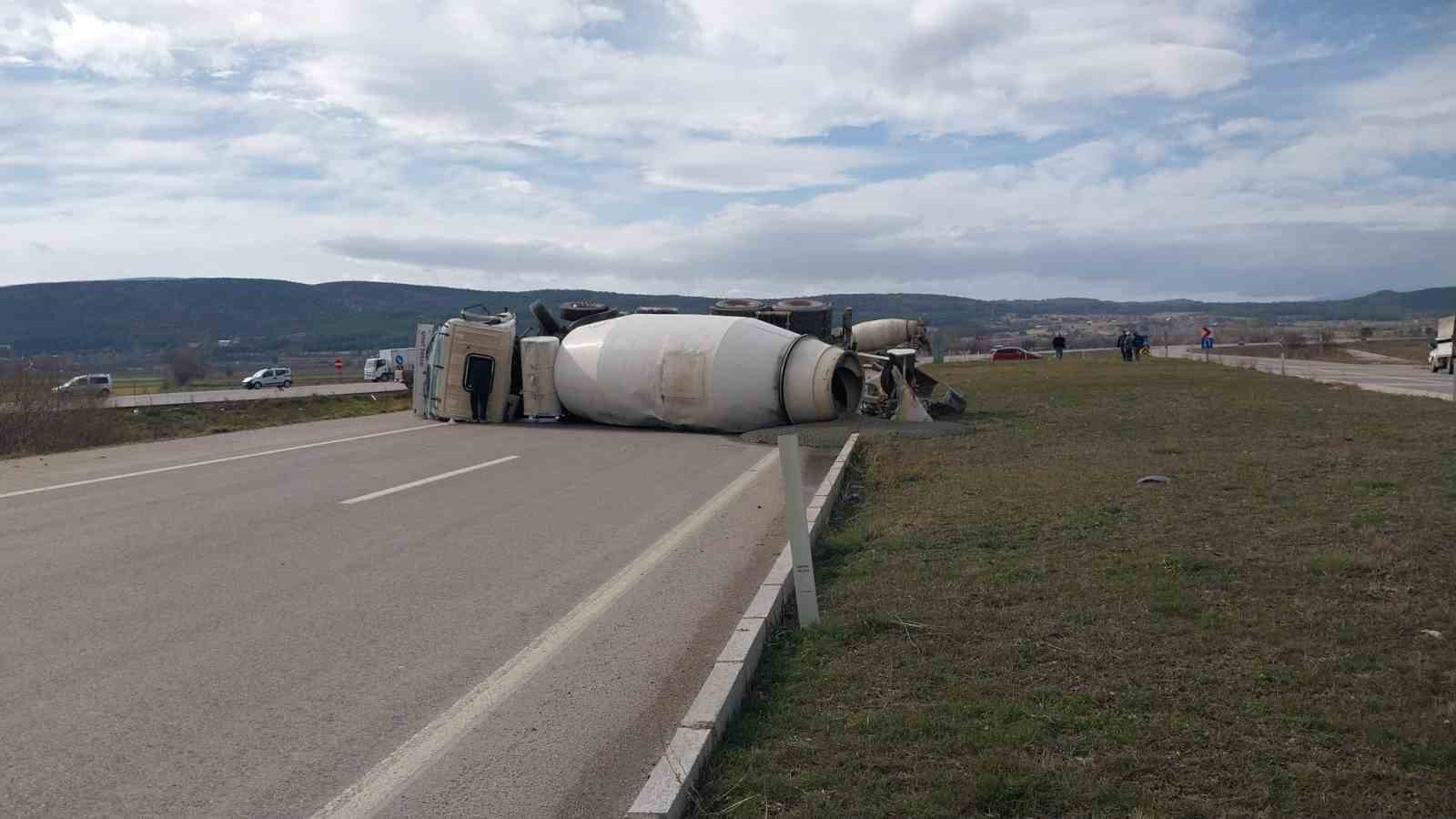 Kütahya’da beton mikserleri çarpıştı: 2 yaralı
