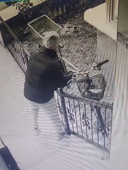 Kütahya’da gündüz vakti bisiklet hırsızlığı kamerada
