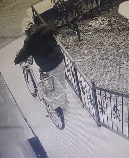 Kütahya’da gündüz vakti bisiklet hırsızlığı kamerada
